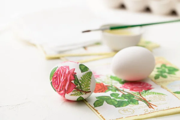 Decoupage auf weißen Eiern. die Dekoration von Ostereiern. — Stockfoto