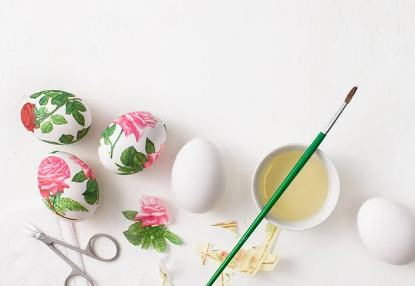 Decoupage en huevos blancos. La decoración de los huevos de Pascua . — Foto de Stock