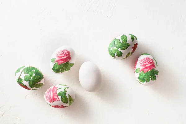 Decoupage en huevos blancos. La decoración de los huevos de Pascua . — Foto de Stock