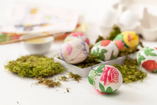 Decoupage en huevos blancos. La decoración de los huevos de Pascua . — Foto de Stock