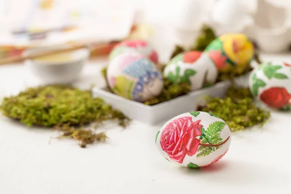 Decoupage en huevos blancos. La decoración de los huevos de Pascua . — Foto de Stock