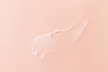 Pastel pembe üzerinde lekeli krem
