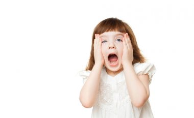 Kız beyaz bir arka plan üzerinde dehşet çığlıkları olmak 4-5 yıl