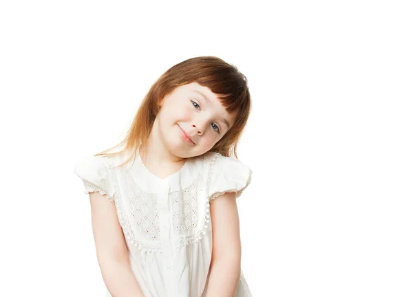 सफेद पृष्ठभूमि पर 4-5 साल की हंसी वाली लड़की — स्टॉक फ़ोटो, इमेज
