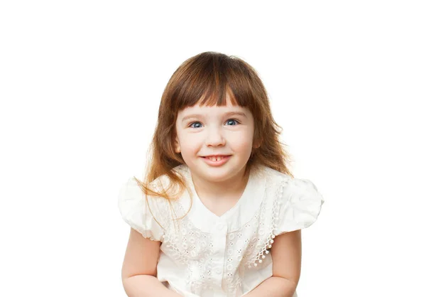 Смеющаяся девочка 4-5 лет на белом фоне — стоковое фото