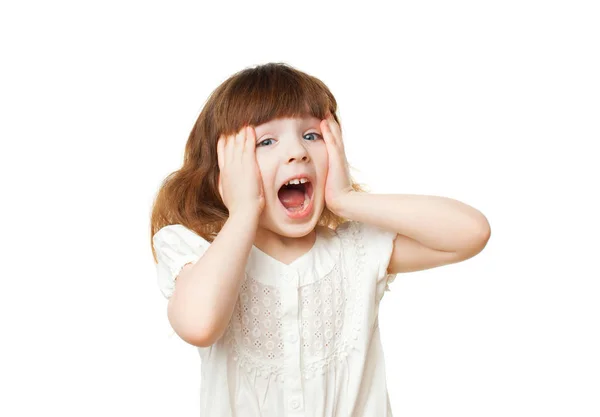 Девушка 4-5 лет в ужасе крики на белом фоне — стоковое фото