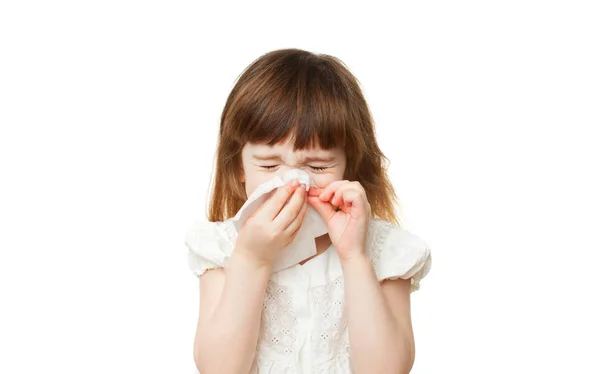Flicka 4-5 år snotting näsa på vit bakgrund — Stockfoto