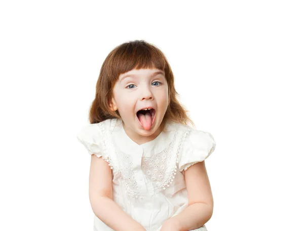 4-5 jähriges Mädchen zeigt Zunge auf weißem Hintergrund Stockfoto