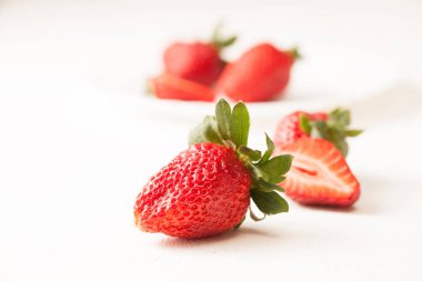 Olgun kırmızı çilek beyaz masada