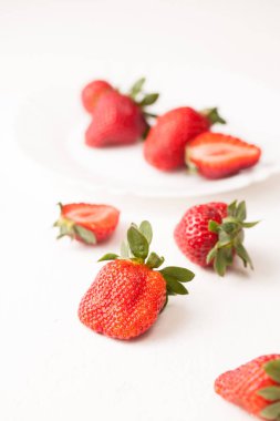 Olgun kırmızı çilek beyaz masada