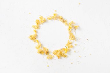 Kuru ot Helichrysum formu daire