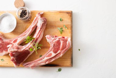 Et kesme tahtası üzerinde Barbekü Marine için baharat ile