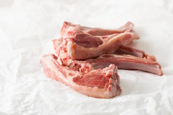 Свежее мясо ягненка, ребрышки барбекю на белом — стоковое фото