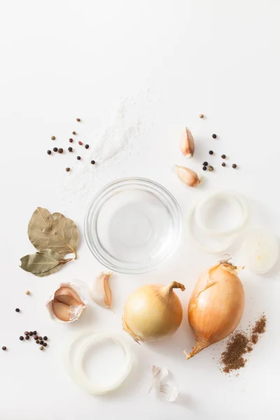 흰색 바탕에 바베 큐 마리 네 이드에 대 한 향신료의 설정 — 스톡 사진