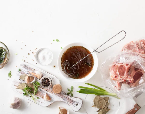 Koken van vlees marinade op witte keukentafel — Stockfoto