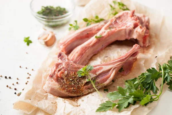 Baharat beyaz masada kagit üzerinde ile taze et