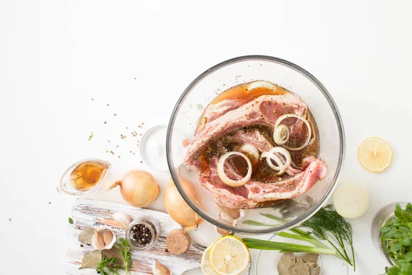 Carne con especias para la marinada barbacoa en blanco —  Fotos de Stock