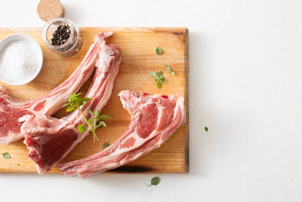 Carne con especias para la marinada barbacoa en la tabla de cortar —  Fotos de Stock