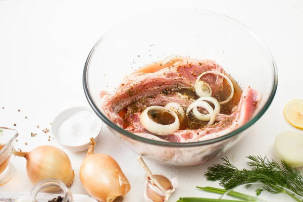 Koken van vlees marinade op witte keukentafel — Stockfoto