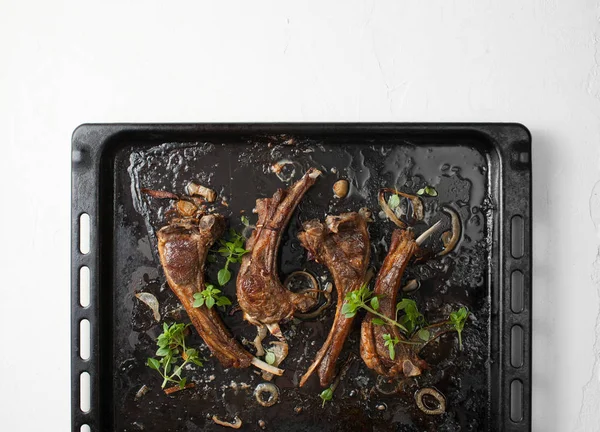 Costillas fritas en una bandeja para hornear. La vista desde arriba . —  Fotos de Stock