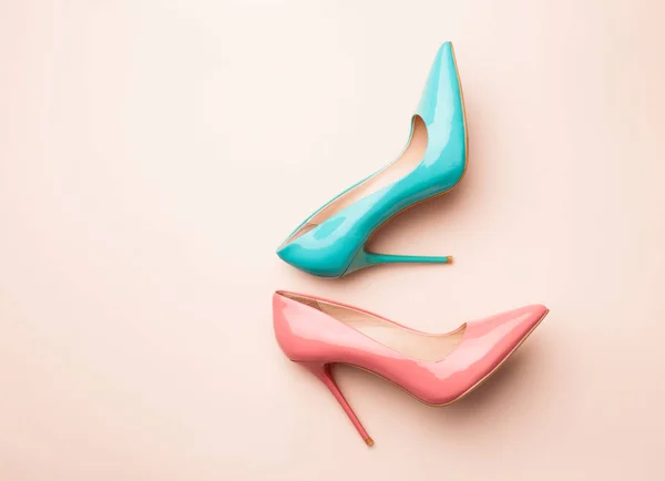 Ensemble de chaussures pour femmes colorées sur fond rose — Photo