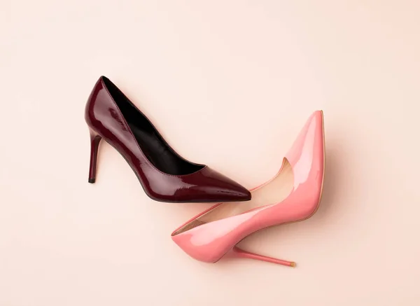 Set di scarpe da donna colorate su sfondo rosa — Foto Stock