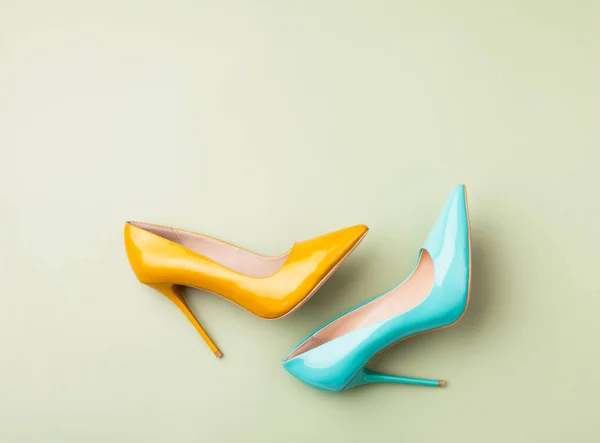 Uppsättning färgade kvinnors skor på grön bakgrund — Stockfoto