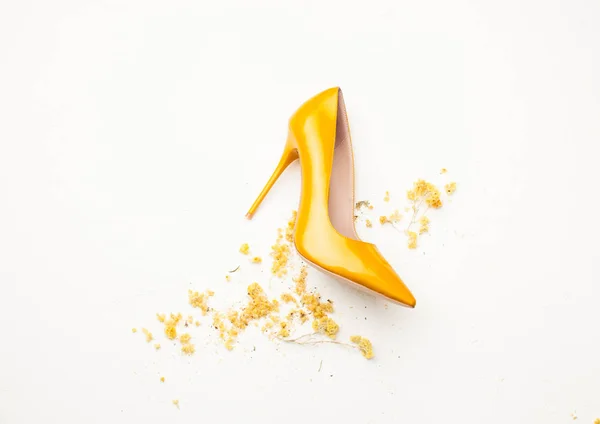 黄色の白地に花模様の女性の靴 — ストック写真
