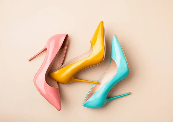 Set of colored women's shoes on beige background — Stock Photo, Image