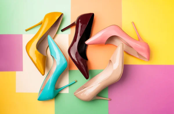 Ensemble de chaussures pour femmes colorées sur un fond coloré — Photo