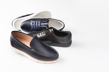 Beyaz arka plan üzerinde dört erkek çizmeler