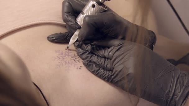 Master Black Gloves Makes Tattoo Snowflake Girl Shoulder — Stock Video