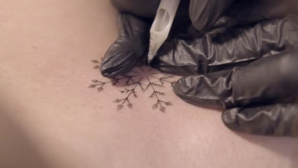 Master Black Gloves Makes Tattoo Snowflake Girl Shoulder — Stock Video