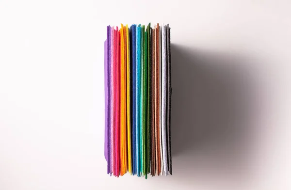 Färgade ljusa filt ark med ränder på en vit bakgrund med skugga — Stockfoto