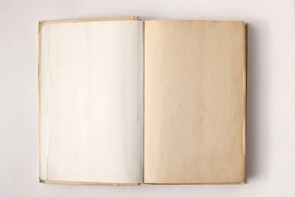 Beyaz arka planda gölgeli çizgiler ve lekeler olan eski bir kitap.. — Stok fotoğraf