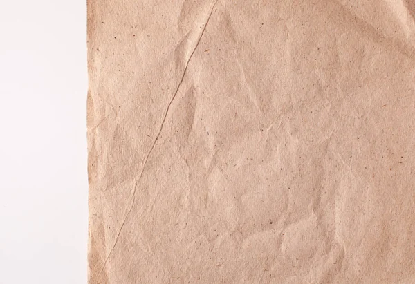 Papel reciclado amassado com uma borda rasgada sobre um fundo branco — Fotografia de Stock