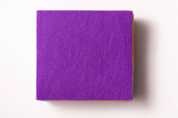 Flatlay stos kawałków filcu z fioletowy top na białym tle — Zdjęcie stockowe