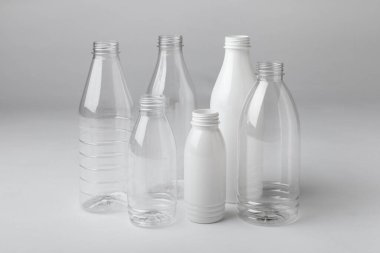 Gıda süt ambalajı için birçok farklı şeffaf plastik şişe