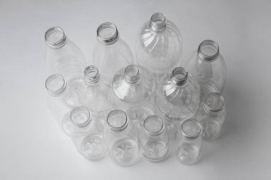 Gıda ambalajı için birçok farklı şeffaf plastik şişe