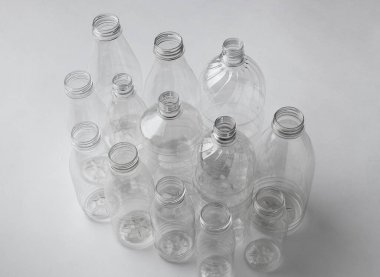 Gıda ambalajı için birçok farklı şeffaf plastik şişe
