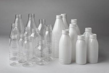 Gıda süt ambalajı için birçok farklı şeffaf plastik şişe