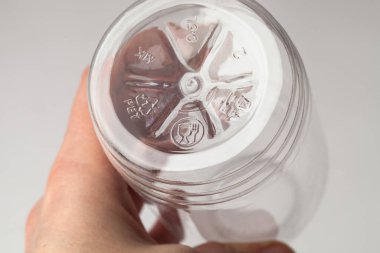 Yiyecek endüstrisinde kullanılmak üzere plastik şeffaf bir şişenin dibinde işaretlenmiş.