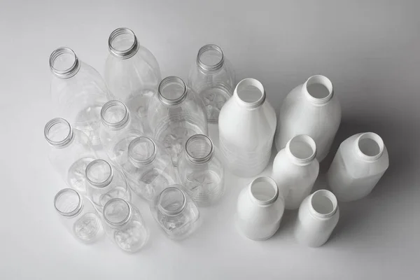 许多不同的透明塑料新瓶装食品牛奶包装 — 图库照片