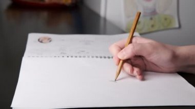 İş yerindeki ressam resim çiziyor. Kapat..