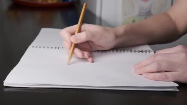 İş yerindeki ressam resim çiziyor. Kapat..