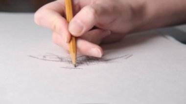 İş yerindeki ressam resim çiziyor. Kapat..