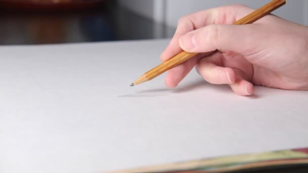 Umělec v práci kreslí. Zavřít. — Stock video