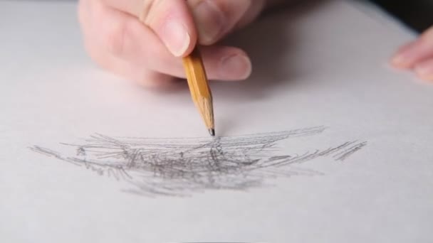 De kunstenaar op het werk tekent. Sluiten.. — Stockvideo