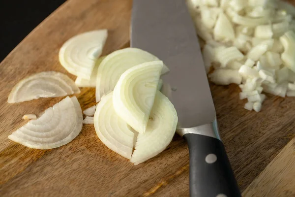 Juru Masak Memotong Dan Mencincang Bawang Atas Papan Kayu Penutup — Stok Foto