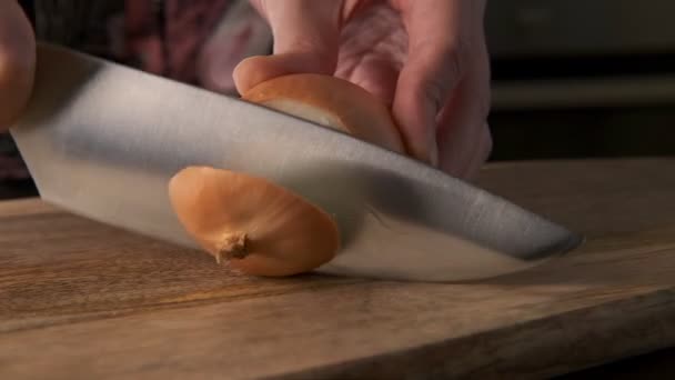 Der Koch Schneidet Und Würfelt Die Zwiebel Auf Einem Hölzernen — Stockvideo